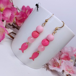 Élénk pink halacskás fülbevaló jadeitből, üveggyöngyökkel, Ékszer, Fülbevaló, Lógó fülbevaló, Ékszerkészítés, Gyöngyfűzés, gyöngyhímzés, MESKA