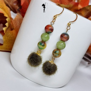 Khaki zöld szőrme pomponos fülbevaló jáspisokkal, Ékszer, Fülbevaló, Lógó fülbevaló, Ékszerkészítés, Gyöngyfűzés, gyöngyhímzés, MESKA