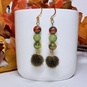 Khaki zöld szőrme pomponos fülbevaló jáspisokkal - ékszer - fülbevaló - lógó fülbevaló - Meska.hu