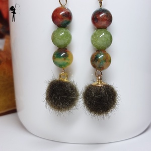 Khaki zöld szőrme pomponos fülbevaló jáspisokkal - ékszer - fülbevaló - lógó fülbevaló - Meska.hu