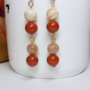 Melengető narancs őszi fülbevaló karneollal, kagylógyönggyel, holdkővel - ékszer - fülbevaló - lógó fülbevaló - Meska.hu