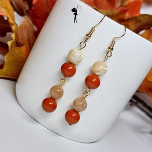 Melengető narancs őszi fülbevaló karneollal, kagylógyönggyel, holdkővel - Meska.hu