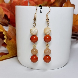 Melengető narancs őszi fülbevaló karneollal, kagylógyönggyel, holdkővel - ékszer - fülbevaló - lógó fülbevaló - Meska.hu