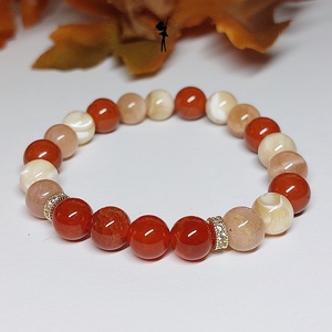 Melengető narancs őszi ásványkarkötő karneollal, kagylógyönggyel, holdkővel - Meska.hu