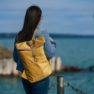 RE'A dizájn Summer Yellow rolltop hátizsák  M méret, Táska & Tok, Hátizsák, Roll top hátizsák, Varrás, MESKA