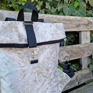 RE'A dizájn Silver Pearl - black rolltop hátizsák  S/M közötti méret - táska & tok - hátizsák - roll top hátizsák - Meska.hu