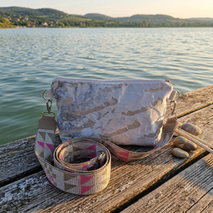 RE'A dizájn Ezüst Balaton midi crossbody, Táska & Tok, Hátizsák, Roll top hátizsák, Varrás, Újrahasznos – maradék bútorszövetből készült, környezetbarát – oldaltáska. 
Minden anyagtípusból cs..., MESKA