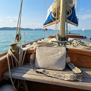 RE'A dizájn Nude Balaton maxi crossbody, Táska & Tok, Hátizsák, Roll top hátizsák, Varrás, Újrahasznos – maradék bútorszövetből készült, környezetbarát – oldaltáska. 
Minden anyagtípusból cs..., MESKA