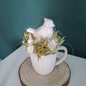 szárazvirágos asztaldísz madárkával bögrében - otthon & életmód - virágdekoráció - virágdíszek - asztali virágdísz - Meska.hu