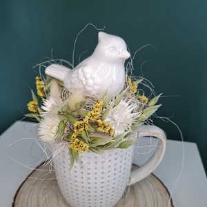 szárazvirágos asztaldísz madárkával bögrében - otthon & életmód - virágdekoráció - virágdíszek - asztali virágdísz - Meska.hu