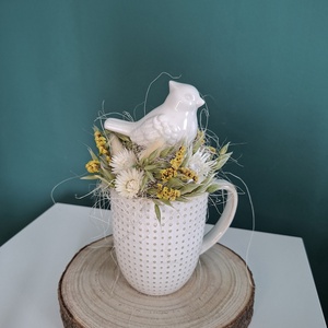 szárazvirágos asztaldísz madárkával bögrében - otthon & életmód - virágdekoráció - virágdíszek - asztali virágdísz - Meska.hu