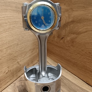 Egyedi kék dugattyú óra � férfi ajándék, ipari stílusú autós, motoros dekor, Otthon & Életmód, Dekoráció, Asztal és polc dekoráció, Asztaldísz, Fémmegmunkálás, Újrahasznosított alapanyagból készült termékek, MESKA