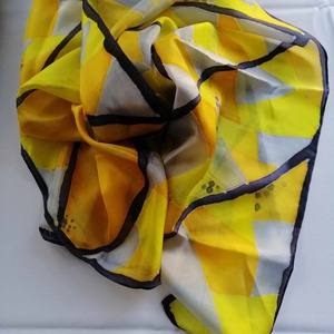 Kézi festésű valódi hernyóselyem kendő-Sárga,fekete,szörke geometrikus mintával, Ruha & Divat, Sál, Sapka, Kendő, Kendő, Selyemfestés, MESKA