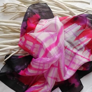 Kézi festésű valódi hernyóselyem kendő fekete,pink,piros szinekkel - ruha & divat - sál, sapka, kendő - kendő - Meska.hu
