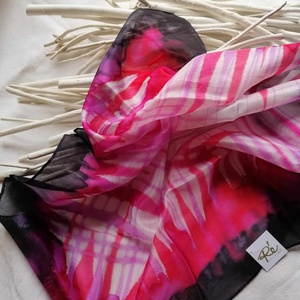 Kézi festésű valódi hernyóselyem kendő fekete,pink,piros szinekkel - ruha & divat - sál, sapka, kendő - kendő - Meska.hu