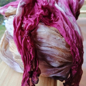 Gyűrt,batikolt valódi selyemsál -Bordó-bézs árnyalatokkal - ruha & divat - sál, sapka, kendő - kendő - Meska.hu