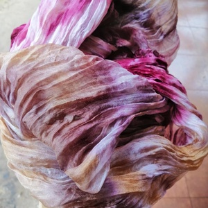 Gyűrt,batikolt valódi selyemsál -Bordó-bézs árnyalatokkal - ruha & divat - sál, sapka, kendő - kendő - Meska.hu