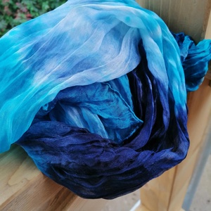 Gyűrt,batikolt valódi selyemsál -Türkíz,navykék árnyalatokkal - ruha & divat - sál, sapka, kendő - kendő - Meska.hu