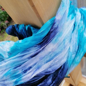Gyűrt,batikolt valódi selyemsál -Türkíz,navykék árnyalatokkal - ruha & divat - sál, sapka, kendő - kendő - Meska.hu