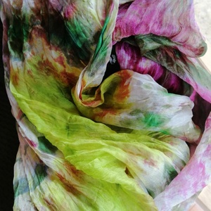 Gyűrt,batikolt valódi selyemsál -Olívazöld és bordó árnyalatokkal - ruha & divat - sál, sapka, kendő - kendő - Meska.hu