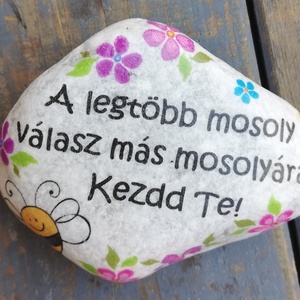 Mosolyogj! :-) Méhecskés motivációs kő. (10db=2300,-/db. 3 db=2500,-/db. 1 db=2700,-/db.), Otthon & Életmód, Dekoráció, Asztal és polc dekoráció, Kavics & Kő, Decoupage, transzfer és szalvétatechnika, MESKA