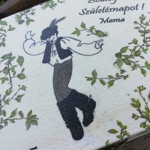 Feliratos dobozka néptáncos mintával, benne egy kavicsra írt üzenettel.  :-) - otthon & életmód - dekoráció - asztal és polc dekoráció - díszdoboz - Meska.hu