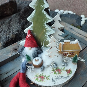 Téli asztaldísz, erdei manóval, házikóval, fenyők között. :-) - Meska.hu