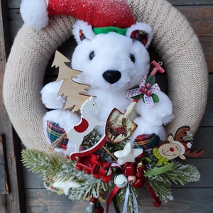 Plüss jegesmaci mikulás sapkában, csordultig ajándékokkal. :-), Karácsony, Karácsonyi lakásdekoráció, Karácsonyi ajtódíszek, Virágkötés, MESKA