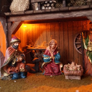 Betlehemi jászol M  Kézzel készített fa betlehem LED világítással - karácsony - karácsonyi lakásdekoráció - karácsonyi lakásdíszek - Meska.hu