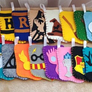 Harry Potter inspirálta filc zoknik - karácsonyfadísz /adventi naptár - karácsony - karácsonyi lakásdekoráció - karácsonyfadíszek - karácsonyi lakásdekoráció - Meska.hu