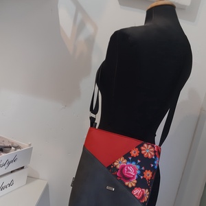 Kicsi Oldaltáska ,válltáska - táska & tok - kézitáska & válltáska - vállon átvethető táska - Meska.hu