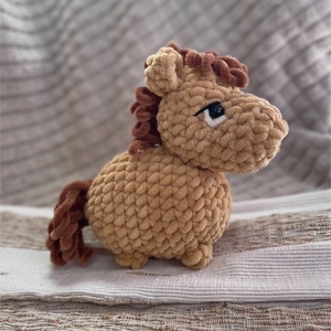 Kis lovacska horgolt plüss - játék & sport - plüssállat & játékfigura - ló - Meska.hu