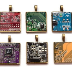 Medál -négyzet kulcstartó, számítógép alaplapból újrahasznosítva - ékszer - nyaklánc - medál - Meska.hu
