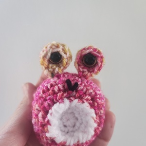 Horgolt vidám nyílméregbéka, színes béka - játék & sport - plüssállat & játékfigura - béka - Meska.hu