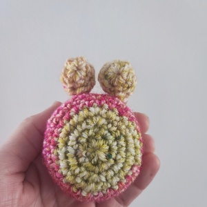 Horgolt vidám nyílméregbéka, színes béka - játék & sport - plüssállat & játékfigura - béka - Meska.hu