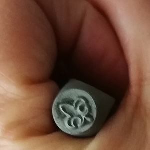 Anjou liliom Fémbeütő, és mintázó acélból  kb. 6mm-es minta. A szerszám hossza kb. 7cm. - Meska.hu