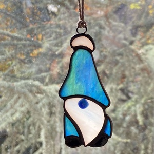 Kékeszöld manó - üvegdísz, Otthon & Életmód, Dekoráció, Ajtó- és ablak dekoráció, Ablakdísz, Üvegművészet, MESKA