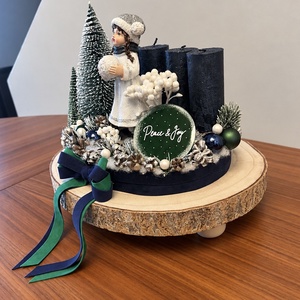 Kék-zöld adventi tál kék rusztikus gyertyákkal és egy kislány szobrocskával - karácsony - adventi díszek - adventi asztaldísz - Meska.hu