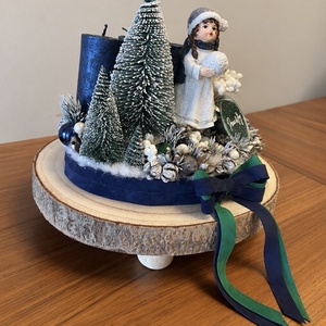 Kék-zöld adventi tál kék rusztikus gyertyákkal és egy kislány szobrocskával - karácsony - adventi díszek - adventi asztaldísz - Meska.hu