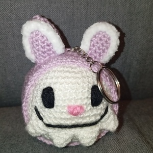 Horgolt "Labubu" kulcstartó/táskadísz lila, Táska & Tok, Kulcstartó & Táskadísz, Táskadísz, Horgolás, Kézzel horgolt "Labubu" kulcstartó/ táskadísz. 9 cm magas, lila színű. Az arc díszítése hímzéssel k..., MESKA