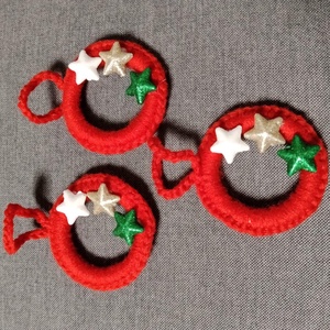 Karácsonyfa díszek (piros, csillag díszekkel), Karácsony, Karácsonyi lakásdekoráció, Karácsonyfadíszek, Horgolás, MESKA