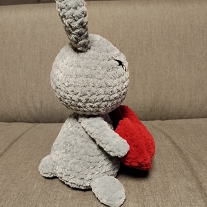 Horgolt szürke nyuszi szívvel  - játék & sport - plüssállat & játékfigura - nyuszi - Meska.hu