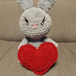 Horgolt szürke nyuszi szívvel , Játék & Sport, Plüssállat & Játékfigura, Nyuszi, , MESKA