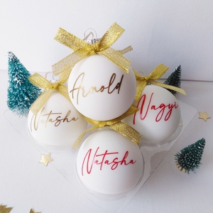karácsonyi gömb dísz névvel feliratozva, fehér üveg, 6cm, választható név és masni szín - Meska.hu