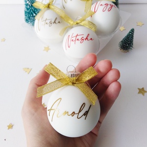 karácsonyi gömb dísz névvel feliratozva, fehér üveg, 6cm, választható név és masni szín - karácsony - karácsonyi lakásdekoráció - karácsonyfadíszek - Meska.hu