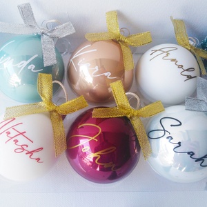 karácsonyi üveg gömb névvel feliratozva, fehér üveg, 6cm, választható gömb, név és masni szín - Meska.hu