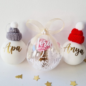 családi karácsonyi gömb dísz szett, anya, apa, gyerek mini fenyővel és műhóval, választható felirat és masni szín - Meska.hu
