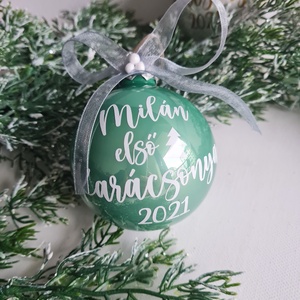 karácsonyi gömb dísz névvel feliratozva, 7cm, babád első karácsonya, választható gömb, felirat, szín - karácsony - karácsonyi lakásdekoráció - karácsonyfadíszek - Meska.hu