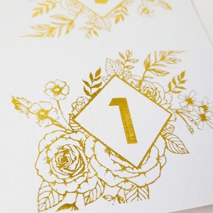 esküvői arany virágos asztalszám, 2 oldalas, háztető forma, Esküvő, Meghívó & Kártya, Menü, Papírművészet, MESKA