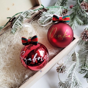 karácsonyi gömb névvel feliratozva, 6cm, választható gömb, név és masni szín, piros - karácsony - karácsonyi lakásdekoráció - karácsonyfadíszek - Meska.hu